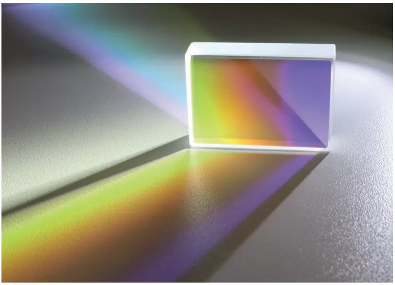 Fig.3: Using a linear variable filter (LVF) instead of a traditional multi-zone filter allows to get rid of all transition regions as the spectral performance varies continuously depending on the lateral position on the filter.