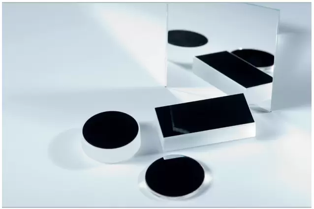 Low absorption filters for laser beam combining