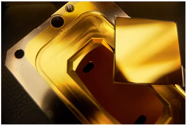 Ultra efficient Broadband IR Gold Mirror